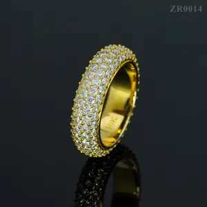 Detalle macro de un anillo hip-hop de oro 10K con cuatro filas de moissanitas redondas