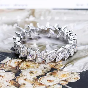 Imagen de detalle de un anillo de eternidad de plata 925 con moissanitas talla marquesa