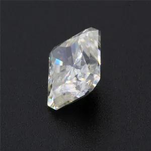 Vue macro d'une pierre moissanite taille radiant couleur GH et détails étincelants
