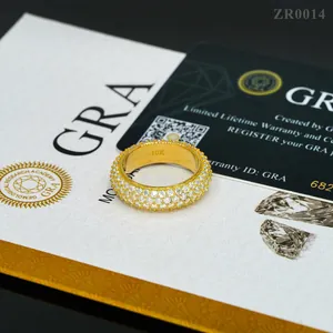 Detalle de anillo de oro con moissanita de cuatro filas en certificado GRA