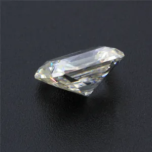 Vue rapprochée détaillée d'une pierre moissanite GH taille radiant très brillante