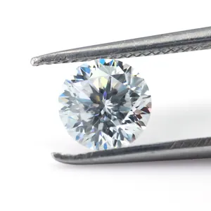 Diamant Moissanite rond avec taille à neuf cœurs et une fleur tenu par une pince