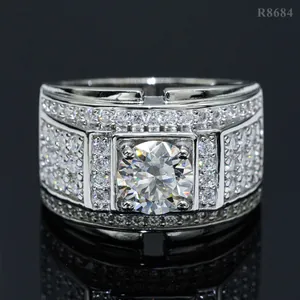 Primer plano macro de un anillo de moissanita de 1,5 ct para hombre en plata S925