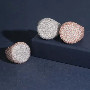 Vista detallada de anillos redondos de moissanita con pavé en plata y oro rosa