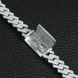 Vista macro dettagliata della chiusura scintillante con moissanite di una catena cubana argento