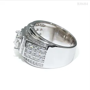 Vista detallada del anillo de moissanita de 1,5 ct para hombre con pavé de plata