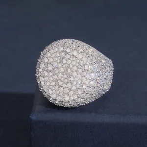 Primer plano de anillo redondo de moissanita plata S925 para hombre estilo hip hop.