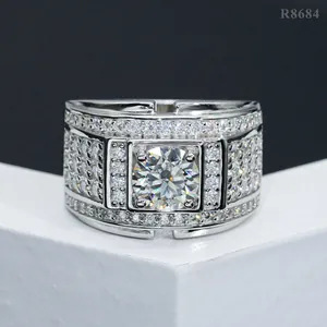 Vista macro detallada de moissanita de 1.5ct en anillo S925 hip hop para hombres