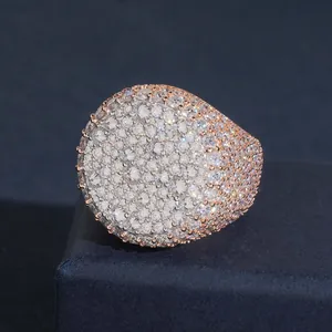 Detalle de un lujoso anillo redondo de plata S925 y moissanita para hombre estilo hip-hop