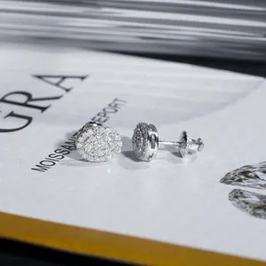 Primer plano de pendientes de plata 925 con moissanita sobre un certificado oficial