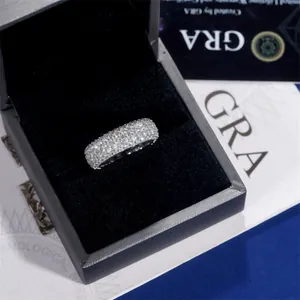 Vista detallada del anillo de moissanita redonda de 5 filas en plata de ley S925 hip-hop