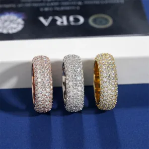Vista detallada de tres anillos de moissanita de 5 filas en oro rosa, plata y oro