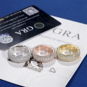 Primer plano de tres anillos de moissanita de 5 filas con detalle del certificado GRA