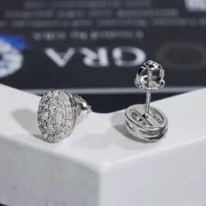 Elegantes pendientes de plata 925 con moissanita ovalada y cierre de tornillo seguro.