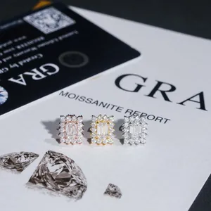 Vue détaillée de boucles d'oreilles moissanite taille émeraude en trois tons avec rapport GRA
