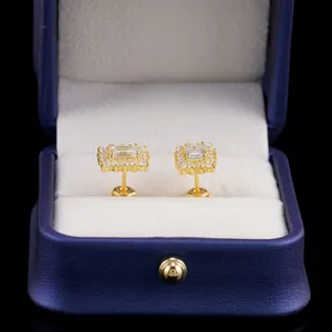 Vue détaillée des boucles d'oreilles en moissanite dans une boîte à bijoux bleue