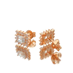 Boucles d'oreilles en argent S925 plaqué or rose avec moissanite taille émeraude et halo