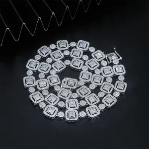 Gros plan détaillé d'une chaîne cubaine hip-hop en argent 925 moissanite baguette.