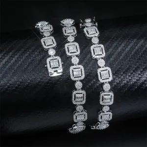 Vue rapprochée de colliers hip hop en moissanite baguette 9,5 mm en argent 925