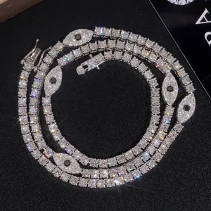 Makro-Detail einer 3 mm Moissanit-Tenniskette mit eisigen Evil-Eye-Anhängern auf Schwarz