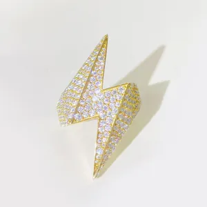 Primer plano macro de un anillo de rayo hip hop con moissanita VVS brillante