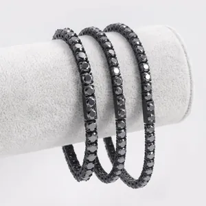 Gros plan de bracelets de tennis en moissanite noire sur chaîne en acier 316L