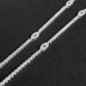 Makroansicht der 3mm 925er Silber Tennis-Kette mit Moissanit-Steinen und Augen-Motiven