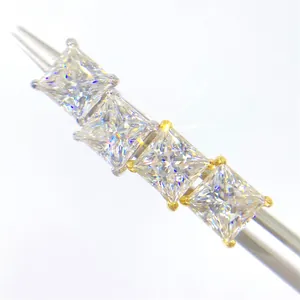 Gros plan sur des boucles d'oreilles en moissanite taille princesse étincelantes