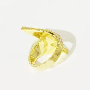 Vista macro de un anillo hip hop chapado en oro con piedras de moissanita VVS pavé