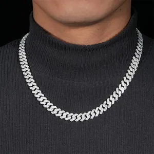 Nahaufnahme einer 10mm S925 Silber-Kuban-Halskette mit funkelnden Moissanit-Steinen