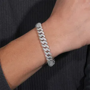Detailansicht eines 10mm S925 Silber Moissanit Iced Out Cuban Link Armbands am Handgelenk