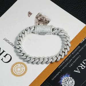 Detailansicht des 10mm S925 Silber Moissanit besetzten Cuban Link Armbands mit GRA-Zertifikat