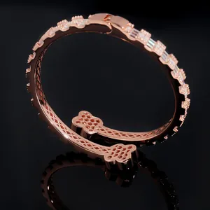 Detailansicht des roségoldenen Kleeblatt-Armreifs mit funkelnden D-Farbe Moissanit-Steinen