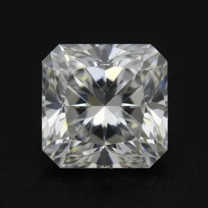 Gemme de moissanite taille radiant couleur GH avec facettes brillantes sur fond noir