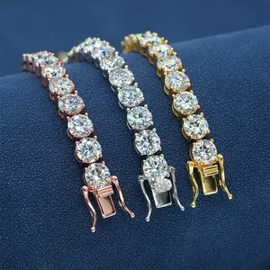 Gros plan sur des bracelets de tennis Moissanite de 4 mm en trois métaux