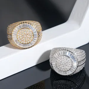 Detalle macro de lujosos anillos de hip-hop en oro y plata con brillantes piedras moissanita