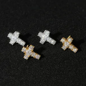 Gros plan détaillé de boucles d'oreilles croix en moissanite étincelante argent et or