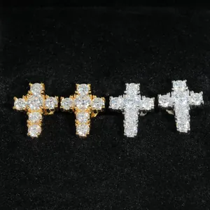 Détail des boucles d'oreilles croix hip-hop en argent s925 serties de moissanites brillantes.