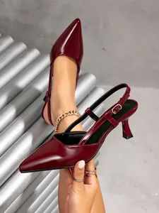 Dettaglio di décolleté slingback in vernice bordeaux con un elegante tacco a spillo.