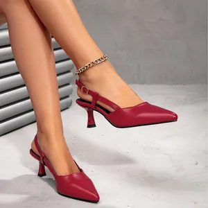 Eleganti sandali bordeaux a punta con tacco alto per donne eleganti in ufficio