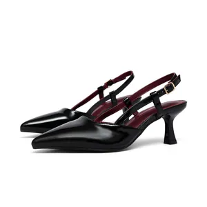 Eleganti sandali neri con tacco alto in pelle verniciata a punta da donna