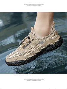 Primo piano di sneakers da uomo in mesh traspirante con suola leggera in EVA