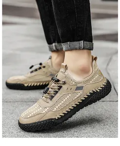 Vista dettagliata delle scarpe sportive da uomo in mesh kaki con sistema di allacciatura rapida