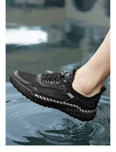 Dettaglio scarpa sportiva da uomo in mesh nero traspirante con design della suola cucita