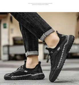 Dettaglio di scarpa sportiva da uomo in mesh nero con suola leggera in EVA e cuciture.