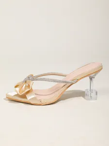 Elegante sandalo in raso color champagne con cinturini di strass e tacco a cubo in vetro