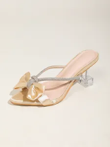 Elegante sandalo in raso champagne con fiocco di strass e tacco in vetro