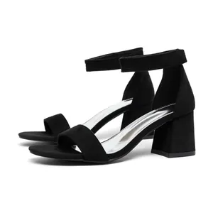 Eleganti sandali neri con tacco largo, cinturino alla caviglia e punta aperta da donna.