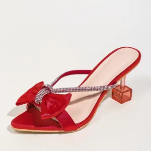 Eleganti sandali rossi in raso con tacco alto, fiocco di strass e tacco a cubo di vetro