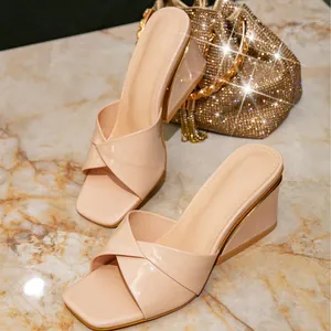 Elegante beige Lackleder-Keilsandalen mit quadratischer Zehenpartie und Kreuzriemen.